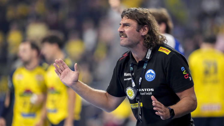 Sebastian Hinze (Trainer, Cheftrainer, ThSV), gibt Anweisungen, gestikuliert, mit den Armen gestikulieren, Einzelbild, Einzelfoto, Aktion, Action, 08.10.2026, Mannheim (Deutschland), Handball, Bundesliga, Rhein-Neckar Löwen - ThSV Eisenach