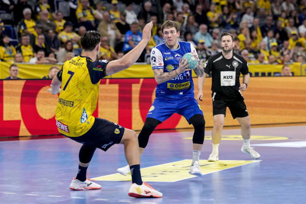 v.li.: Robert Timmermeister (RNL, 7), Elias Scholtes (ThSV, 4), Zweikampf, Spielszene, Duell, duel, tackle, tackling, Dynamik, Action, Aktion, 08.10.2026, Mannheim (Deutschland), Handball, Bundesliga, Rhein-Neckar Löwen - ThSV Eisenach