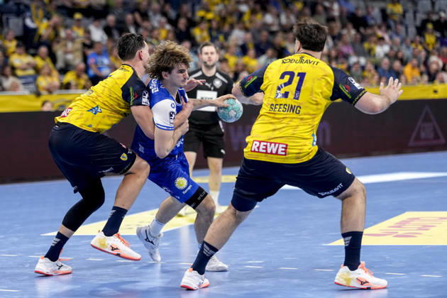 v.li.: Robert Timmermeister (RNL, 7), Stephan Seitz (ThSV, 44), Aron Seesing (RNL, 21), Zweikampf, Spielszene, Duell, duel, tackle, tackling, Dynamik, Action, Aktion, 08.10.2026, Mannheim (Deutschland), Handball, Bundesliga, Rhein-Neckar Löwen - ThSV Eisenach