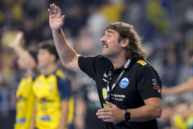 Sebastian Hinze (Trainer, Cheftrainer, ThSV), gibt Anweisungen, gestikuliert, mit den Armen gestikulieren, Einzelbild, Einzelfoto, Aktion, Action, 08.10.2026, Mannheim (Deutschland), Handball, Bundesliga, Rhein-Neckar Löwen - ThSV Eisenach