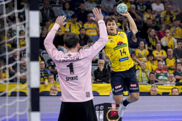 v.li.: Matija Spikic (Torwart, ThSV, 1), Gino Steenaerts (RNL, 14), beim Sprungwurf, Wurf, Torwurf, Action, Aktion, Spielszene, 08.10.2026, Mannheim (Deutschland), Handball, Bundesliga, Rhein-Neckar Löwen - ThSV Eisenach