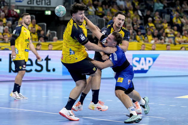 v.li.: Aron Seesing (RNL, 21), Felix Aellen (ThSV, 22), Robert Timmermeister (RNL, 7), Zweikampf, Spielszene, Duell, duel, tackle, tackling, Dynamik, Action, Aktion, 08.10.2026, Mannheim (Deutschland), Handball, Bundesliga, Rhein-Neckar Löwen - ThSV Eisenach