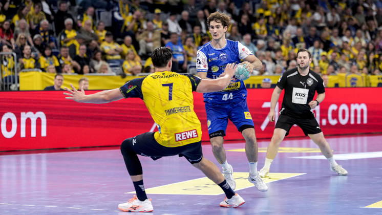 v.li.: Robert Timmermeister (RNL, 7), Stephan Seitz (ThSV, 44), Zweikampf, Spielszene, Duell, duel, tackle, tackling, Dynamik, Action, Aktion, 08.10.2026, Mannheim (Deutschland), Handball, Bundesliga, Rhein-Neckar Löwen - ThSV Eisenach