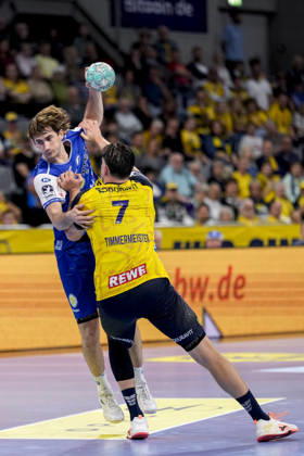 v.li.: Stephan Seitz (ThSV, 44), Robert Timmermeister (RNL, 7), Zweikampf, Spielszene, Duell, duel, tackle, tackling, Dynamik, Action, Aktion, 08.10.2026, Mannheim (Deutschland), Handball, Bundesliga, Rhein-Neckar Löwen - ThSV Eisenach