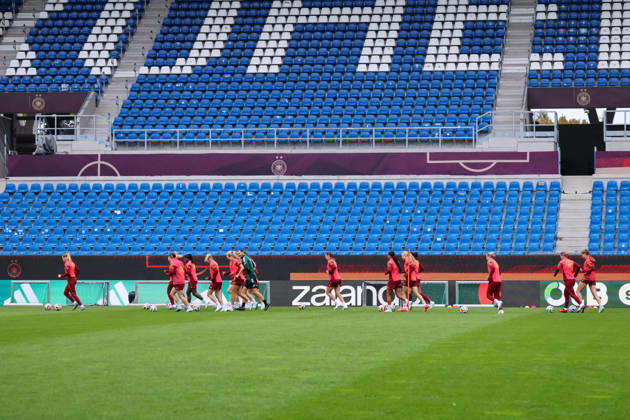 Karlsruhe, Deutschland: 08.10.2026 - Deutsche Fußballnationalmannschaft der Frauen - Abschlusstraining - Testspiel Deutschland vs. Australien Im Bild: Die Spielerinnen der deutschen Fußballnationalmannschaft der Frauen beim Abschlusstraining in Karlsruhe Copyright: HMBxMedia MadeleinexFantini