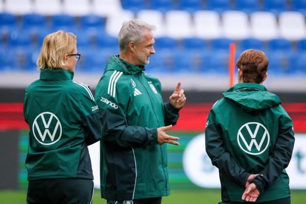 Karlsruhe, Deutschland: 08.10.2026 - Deutsche Fußballnationalmannschaft der Frauen - Abschlusstraining - Testspiel Deutschland vs. Australien Im Bild: v.li. Co-Trainerin Saskia Bartusiak (Deutschland), Bundestrainer Christian Wück Wueck (Deutschland) und Co-Trainerin Maren Meinert (Deutschland) Copyright: HMBxMedia MadeleinexFantini