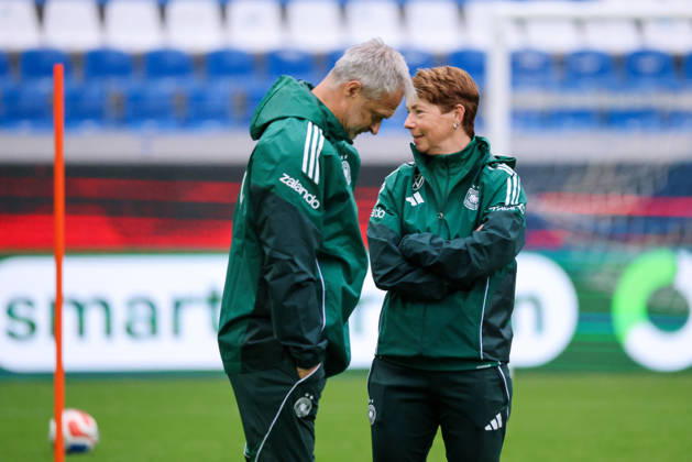 Karlsruhe, Deutschland: 08.10.2026 - Deutsche Fußballnationalmannschaft der Frauen - Abschlusstraining - Testspiel Deutschland vs. Australien Im Bild: v.li. Bundestrainer Christian Wück Wueck (Deutschland) und Co-Trainerin Maren Meinert (Deutschland) Copyright: HMBxMedia MadeleinexFantini
