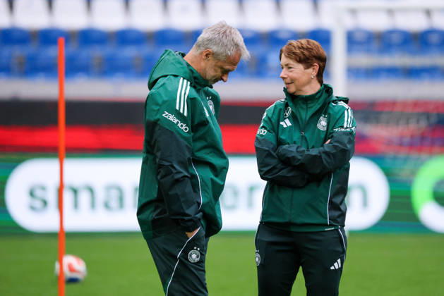 Karlsruhe, Deutschland: 08.10.2026 - Deutsche Fußballnationalmannschaft der Frauen - Abschlusstraining - Testspiel Deutschland vs. Australien Im Bild: v.li. Bundestrainer Christian Wück Wueck (Deutschland) und Co-Trainerin Maren Meinert (Deutschland) Copyright: HMBxMedia MadeleinexFantini