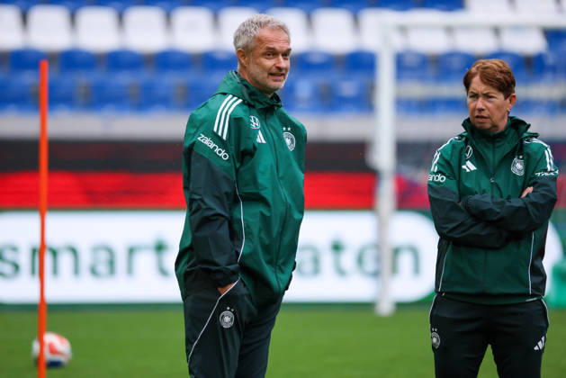 Karlsruhe, Deutschland: 08.10.2026 - Deutsche Fußballnationalmannschaft der Frauen - Abschlusstraining - Testspiel Deutschland vs. Australien Im Bild: v.li. Bundestrainer Christian Wück Wueck (Deutschland) und Co-Trainerin Maren Meinert (Deutschland) Copyright: HMBxMedia MadeleinexFantini