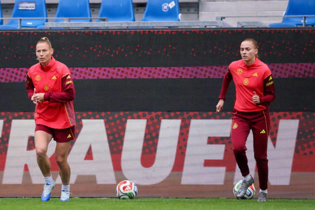 Karlsruhe, Deutschland: 08.10.2026 - Deutsche Fußballnationalmannschaft der Frauen - Abschlusstraining - Testspiel Deutschland vs. Australien Im Bild: v.li. Sarai Linder (Deutschland) und Laura Freigang (Deutschland) Copyright: HMBxMedia MadeleinexFantini
