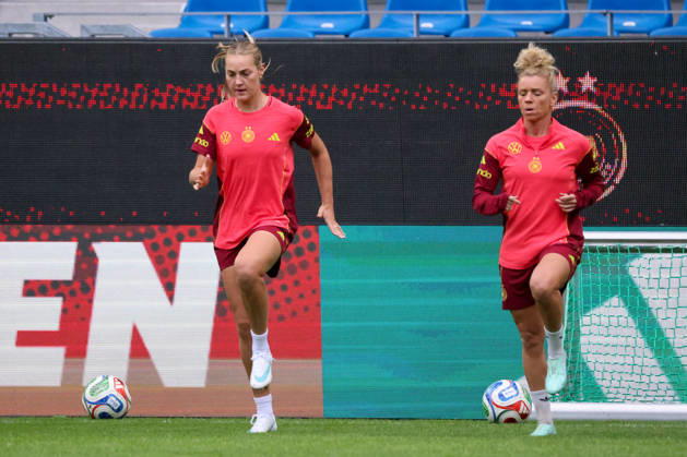Karlsruhe, Deutschland: 08.10.2026 - Deutsche Fußballnationalmannschaft der Frauen - Abschlusstraining - Testspiel Deutschland vs. Australien Im Bild: v.li. Marie Müller Mueller (Deutschland) und Linda Dallmann (Deutschland) Copyright: HMBxMedia MadeleinexFantini