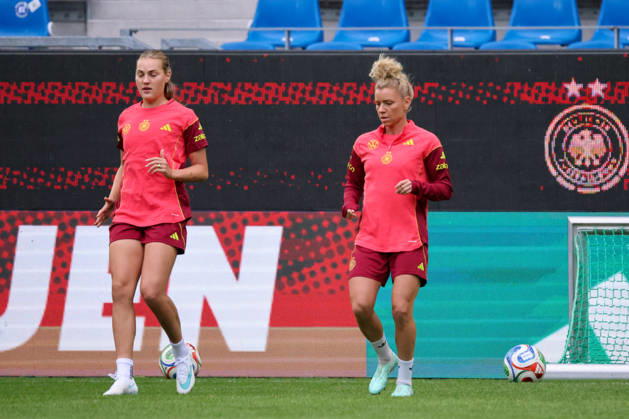 Karlsruhe, Deutschland: 08.10.2026 - Deutsche Fußballnationalmannschaft der Frauen - Abschlusstraining - Testspiel Deutschland vs. Australien Im Bild: v.li. Marie Müller Mueller (Deutschland) und Linda Dallmann (Deutschland) Copyright: HMBxMedia MadeleinexFantini