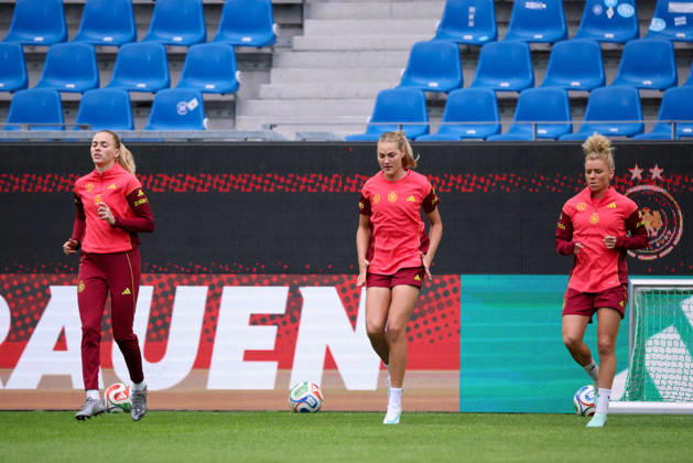 Karlsruhe, Deutschland: 08.10.2026 - Deutsche Fußballnationalmannschaft der Frauen - Abschlusstraining - Testspiel Deutschland vs. Australien Im Bild: v.li. Laura Freigang (Deutschland), Marie Müller Mueller (Deutschland) und Linda Dallmann (Deutschland) Copyright: HMBxMedia MadeleinexFantini