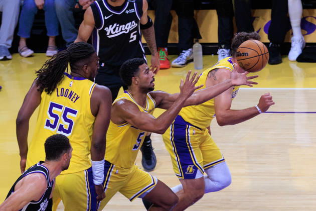 October 8, 2026, Los Angeles, California, USA: Quentin Grimes 5 of the Los Angeles Lakers reaches for the loose ball during a preseason NBA, Basketball Herren, USA game against the Sacramento Kings on Thursday October 8, 2026 at Crypto.com Arena in Los Angeles, California. JAVIER ROJAS PI Los Angeles USA - ZUMAp124 20261008_zaa_p124_006 Copyright: xJavierxRojasx