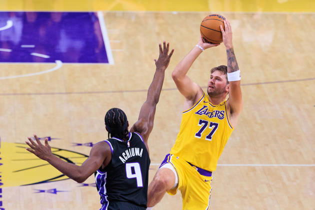 October 8, 2026, Los Angeles, California, USA: Luka Doncic 77 of the Los Angeles Lakers puts up a shot over Precious Achiuwa 9 of the Sacramento Kings during a preseason NBA, Basketball Herren, USA game on Thursday October 8, 2026 at Crypto.com Arena in Los Angeles, California. JAVIER ROJAS PI Los Angeles USA - ZUMAp124 20261008_zaa_p124_018 Copyright: xJavierxRojasx