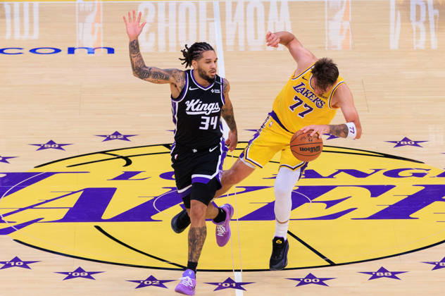 October 8, 2026, Los Angeles, California, USA: Luka Doncic 77 of the Los Angeles Lakers is fouled by Emanuel Sharp 34 of the Sacramento Kings during a preseason NBA, Basketball Herren, USA game on Thursday October 8, 2026 at Crypto.com Arena in Los Angeles, California. JAVIER ROJAS PI Los Angeles USA - ZUMAp124 20261008_zaa_p124_022 Copyright: xJavierxRojasx