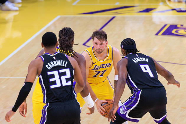 October 8, 2026, Los Angeles, California, USA: Luka Doncic 77 of the Los Angeles Lakers Is guarded by Sacramento Kings defenders during a preseason NBA, Basketball Herren, USA game on Thursday October 8, 2026 at Crypto.com Arena in Los Angeles, California. JAVIER ROJAS PI Lakers Vs. Kings  - ZUMAp124 20261008_zaa_p124_016 Copyright: xJavierxRojasx