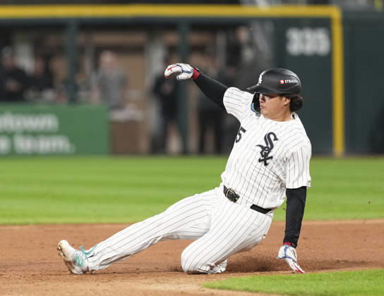 Baseball: Division Series between Guardians and White Sox Chicago White Sox first baseman Munetaka Murakami slides to steal second base in the third inning of Game 4 of the American League Division Series against the Cleveland Guardians at Rate Field in Chicago on Oct. 8, 2026.  A14AA0005630507P