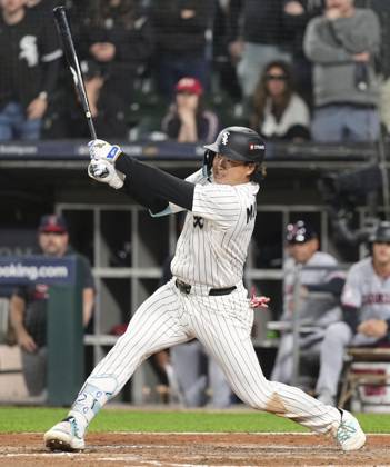 Baseball: Division Series between Guardians and White Sox Chicago White Sox first baseman Munetaka Murakami hits a single in the fifth inning of Game 4 of the American League Division Series against the Cleveland Guardians at Rate Field in Chicago on Oct. 8, 2026. A14AA0005630509P