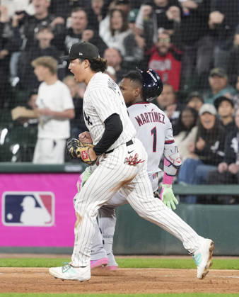 Baseball: Division Series between Guardians and White Sox Chicago White Sox first baseman Munetaka Murakami (front) reacts after Angel Martinez (1) of the Cleveland Guardians is called out on a double play in the fourth inning of Game 4 of the American League Division Series at Rate Field in Chicago on Oct. 8, 2026. A14AA0005630512P