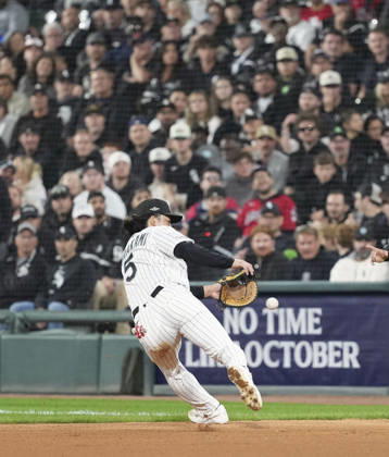 Baseball: Division Series between Guardians and White Sox Chicago White Sox first baseman Munetaka Murakami fields a grounder by Nathaniel Lowe of the Cleveland Guardians in the sixth inning of Game 4 of the American League Division Series at Rate Field in Chicago on Oct. 8, 2026. A14AA0005630513P