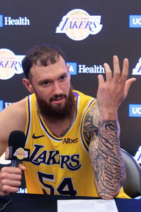 October 8, 2026, Los Angeles, California, USA: Sandro Mamukelashvili 54 of the Los Angeles Lakers during a press conference, PK, Pressekonferenz after winning a preseason NBA, Basketball Herren, USA game against the Sacramento Kings on Thursday October 8, 2026 at Crypto.com Arena in Los Angeles, California. Lakers defeat Kings, 114 -110. JAVIER ROJAS PI Los Angeles USA - ZUMAp124 20261008_zaa_p124_030 Copyright: xJavierxRojasx