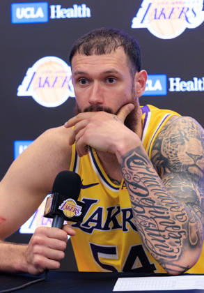 October 8, 2026, Los Angeles, California, USA: Sandro Mamukelashvili 54 of the Los Angeles Lakers during a press conference, PK, Pressekonferenz after winning a preseason NBA, Basketball Herren, USA game against the Sacramento Kings on Thursday October 8, 2026 at Crypto.com Arena in Los Angeles, California. Lakers defeat Kings, 114 -110. JAVIER ROJAS PI Los Angeles USA - ZUMAp124 20261008_zaa_p124_031 Copyright: xJavierxRojasx