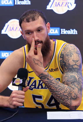 October 8, 2026, Los Angeles, California, USA: Sandro Mamukelashvili 54 of the Los Angeles Lakers during a press conference, PK, Pressekonferenz after winning a preseason NBA, Basketball Herren, USA game against the Sacramento Kings on Thursday October 8, 2026 at Crypto.com Arena in Los Angeles, California. Lakers defeat Kings, 114 -110. JAVIER ROJAS PI Los Angeles USA - ZUMAp124 20261008_zaa_p124_033 Copyright: xJavierxRojasx