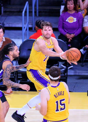 October 8, 2026, Los Angeles, California, USA: Luka Doncic 77 of the Los Angeles Lakers passes the ball to Austin Reaves 15 during a preseason NBA, Basketball Herren, USA game against the Sacramento Kings on Thursday October 8, 2026 at Crypto.com Arena in Los Angeles, California. Lakers defeat Kings, 114 -110. JAVIER ROJAS PI Lakers Vs. Kings  - ZUMAp124 20261008_zaa_p124_038 Copyright: xJavierxRojasx