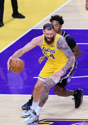 October 8, 2026, Los Angeles, California, USA: Sandro Mamukelashvili 54 of the Los Angeles Lakers is guarded by Leaky Black 19 of the Sacramento Kings during a preseason NBA, Basketball Herren, USA game on Thursday October 8, 2026 at Crypto.com Arena in Los Angeles, California. Lakers defeat Kings, 114 -110. JAVIER ROJAS PI Lakers Vs. Kings - ZUMAp124 20261008_zaa_p124_042 Copyright: xJavierxRojasx