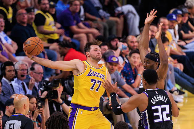 October 8, 2026, Los Angeles, California, USA: Luka Doncic 77 of the Los Angeles Lakers looks to pass past Sacramento Kings defenders during a preseason NBA, Basketball Herren, USA game on Thursday October 8, 2026 at Crypto.com Arena in Los Angeles, California. Lakers defeat Kings, 114 -110. JAVIER ROJAS PI Lakers Vs. Kings  - ZUMAp124 20261008_zaa_p124_064 Copyright: xJavierxRojasx