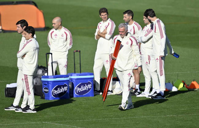 Training session of Real Madrid MADRID, SPAIN - OCTOBER 9: Real Madrid head coach Jose Mourinho (3rd R) directs a training session at the club s Valdebebas training complex prior to their upcoming La Liga week 8 football match against Villarreal in Madrid, Spain on October 9, 2026. Burak Akbulut Anadolu Madrid Spain. Editorial use only. Please get in touch for any other usage.  Copyright: x2026xAnadoluxBurakxAkbulutx