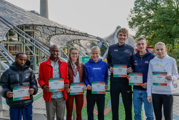 Pressekonferenz München Marathon 2026; München, 09.10.2026 Alazar TEREFA (ETH), Hosea Tuwei (KEN), Katharina Saathoff (GER), Nina Reuter (GER), Erik Hille (GER), Tom Thurley (GER), Hanna LINDHOLM (SWE), im Vorfeld des München Marathons. Erik Hille und Tom Thurley laufen den Halbmarathon wobei Erik Hille den Lauf als Vorbereitunlauf für den Valencia Marathon nutzt Foto während der Pressekonferenz München Marathon 2026; München, 09.10.2026 Copyright: xBEAUTIFULxSPORTS Kellererx