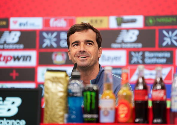 Carles Martinez (Bayer 04 Leverkusen, Cheftrainer) spricht waehrend einer Pressekonferenz vor dem Auswaertsspiel beim 1. FSV Mainz 05 mit den Medienvertretern. Bayer 04 Leverkusen Pressekonferenz, 5. Spieltag, Saison 2026 2027, BayArena, Leverkusen, GER, 09.10.2026 Foto: HMB Media Scott W. Coleman Leverkusen BayArena Nordrhein-Westfalen GER Copyright: xScottxW.xColemanx