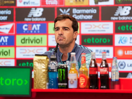 Carles Martinez (Bayer 04 Leverkusen, Cheftrainer) spricht waehrend einer Pressekonferenz vor dem Auswaertsspiel beim 1. FSV Mainz 05 mit den Medienvertretern. Bayer 04 Leverkusen Pressekonferenz, 5. Spieltag, Saison 2026 2027, BayArena, Leverkusen, GER, 09.10.2026 Foto: HMB Media Scott W. Coleman Leverkusen BayArena Nordrhein-Westfalen GER Copyright: xScottxW.xColemanx