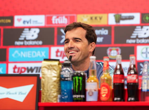Carles Martinez (Bayer 04 Leverkusen, Cheftrainer) spricht waehrend einer Pressekonferenz vor dem Auswaertsspiel beim 1. FSV Mainz 05 mit den Medienvertretern. Bayer 04 Leverkusen Pressekonferenz, 5. Spieltag, Saison 2026 2027, BayArena, Leverkusen, GER, 09.10.2026 Foto: HMB Media Scott W. Coleman Leverkusen BayArena Nordrhein-Westfalen GER Copyright: xScottxW.xColemanx