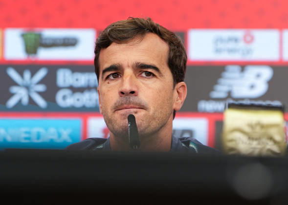 Carles Martinez (Bayer 04 Leverkusen, Cheftrainer) spricht waehrend einer Pressekonferenz vor dem Auswaertsspiel beim 1. FSV Mainz 05 mit den Medienvertretern. Bayer 04 Leverkusen Pressekonferenz, 5. Spieltag, Saison 2026 2027, BayArena, Leverkusen, GER, 09.10.2026 Foto: HMB Media Scott W. Coleman Leverkusen BayArena Nordrhein-Westfalen GER Copyright: xScottxW.xColemanx
