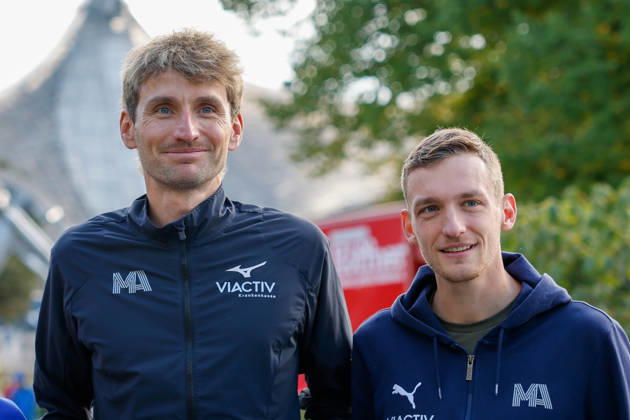 Pressekonferenz München Marathon 2026; München, 09.10.2026 Erik HILLE und Tom THURLEY (GER) beide für Munich Athletics startend. beide Athelten starten am Sonntag beim Halbmarathon im Rahmen des München Marathons. Foto bei bei der Pressekonferenz im Vorfeld des München Marathons 2026. Pressekonferenz München Marathon 2026; München, 09.10.2026 Copyright: xBEAUTIFULxSPORTS Kellererx