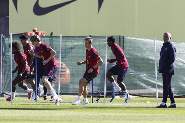 October 9, 2026, Sant Joan Despi, Barcelona, Spain: Frenkie de Jong, Anthony Gordon and Hansi Flick, head coach during the training day of FC Barcelona, Barca ahead the Spanish League, Laliga EA Sports, football match against Getafe CF at Ciudad Esportiva Joan Gamper on October 09, 2026 in Sant Joan Despi, Barcelona, Spain. Sant Joan Despi Spain - ZUMAa181 20261009_zaa_a181_007 Copyright: xJavierxBorregox