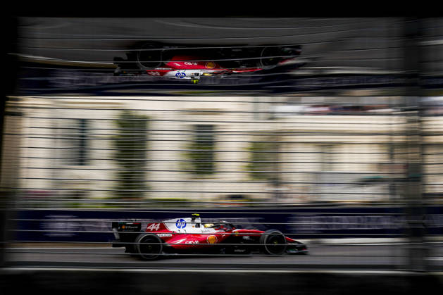 FORMULA 1 SINGAPORE AIRLINES SINGAPORE GRAND PRIX 2026 Lewis Hamilton (GBR) 44 Ferrari in practice during the Formula 1 Singapore Airlines Singapore Grand Prix 2026, Round 17 of the 2026 Formula 1 World Championship, WM, Weltmeisterschaft from 9th - 11th October 2026 at the Marina Bay Street Circuit, Singapore. Credit: Robbie Hoad Every Second Media Editorial use only. All images are copyright Every Second Media Limited. No images may be reproduced without prior permission. Copyright: xIMAGO EveryxSecondxMediax ESM-2203-0240 RobbiexHoadx xEveryxSecondxMediax