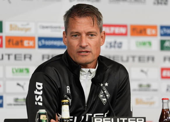 Alexander Blessin (Borussia Mönchengladbach, Cheftrainer) spricht waehrend einer Pressekonferenz vor dem Auswaertsspiel beim 1. FC Köln mit den Medienvertretern. Borussia Mönchengladbach Pressekonferenz, 5. Spieltag, Saison 2026 2027, BORUSSIA-PARK, Mönchengladbach, GER, 09.10.2026 Foto: HMB Media Scott W. Coleman Mönchengladbach BORUSSIA-PARK Nordrhein-Westfalen GER Copyright: xScottxW.xColemanx