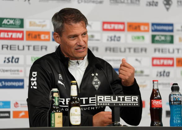Alexander Blessin (Borussia Mönchengladbach, Cheftrainer) spricht waehrend einer Pressekonferenz vor dem Auswaertsspiel beim 1. FC Köln mit den Medienvertretern. Borussia Mönchengladbach Pressekonferenz, 5. Spieltag, Saison 2026 2027, BORUSSIA-PARK, Mönchengladbach, GER, 09.10.2026 Foto: HMB Media Scott W. Coleman Mönchengladbach BORUSSIA-PARK Nordrhein-Westfalen GER Copyright: xScottxW.xColemanx