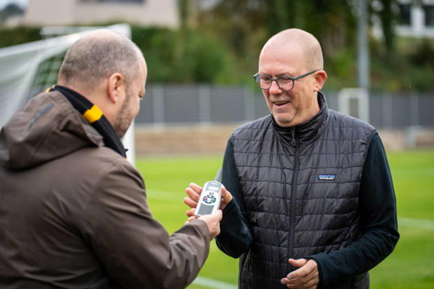 Dr. Dirk Kall (Kaufmaennischer Geschaeftsfuehrer, Alemannia Aachen) erhaelt symbolisch die Fernbedienung der Bewaesserungsanlage TSV Alemannia Aachen Eroeffnung des neuen Trainigsplatzes, Saison 2026 2027, 09.10.2026 TSV Alemannia Aachen Eroeffnung des neuen Trainigsplatzes, Saison 2026 2027, 09.10.2026 Aachen Copyright: xEibner-Pressefoto J.xDerondeaux EP_JDU