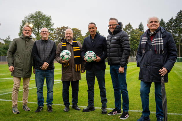 Die Vertreter der Alemannia zusammen mit den Vertretern der Stadt Aachen TSV Alemannia Aachen Eroeffnung des neuen Trainigsplatzes, Saison 2026 2027, 09.10.2026 TSV Alemannia Aachen Eroeffnung des neuen Trainigsplatzes, Saison 2026 2027, 09.10.2026 Aachen Copyright: xEibner-Pressefoto J.xDerondeaux EP_JDU