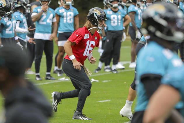 CHADLER’S CROSS, ENGLAND - OCTOBER 09: Trevor Lawrence of the Jacksonville Jaguars training with the team during the Jacksonville Jaguars team practise and media as part of the London NFL, American Football Herren, USA Series 2026, at the Grove, Chandler’s Cross, Hertfordshire, England, on 09 October 2026. Jody Demay - Davies SPP Copyright: xJodyxDemayx-xDaviesx xSPPx Sportspressphoto_SPR249409