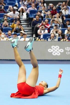 China Open 2026 - women s singles quarter-final in Beijing, China - 09 Oct 2026 Qinwen Zheng of China celebrates winning against Elina Svitolina of Ukraine (not in view) during the women s singles quarter-final match on day ten of China Open at the National Tennis Center. Beijing China Copyright: xPolyxFeix xSOPAxImagesx 20261009_7688_343