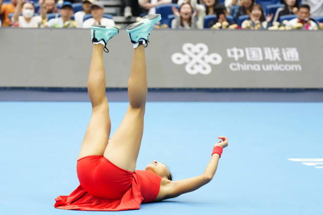 China Open 2026 - women s singles quarter-final in Beijing, China - 09 Oct 2026 Qinwen Zheng of China celebrates winning against Elina Svitolina of Ukraine (not in view) during the women s singles quarter-final match on day ten of China Open at the National Tennis Center. Beijing China Copyright: xPolyxFeix xSOPAxImagesx 20261009_7691_344