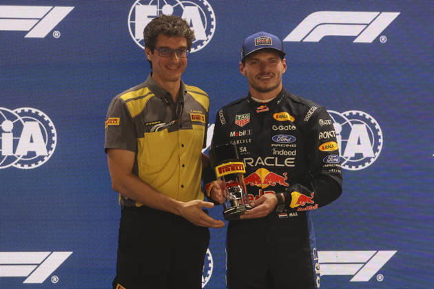 Formula 1 Singapore Airlines Singapore Grand Prix 2026 Sprint Race Pole Position Max Verstappen (NED), Oracle Red Bull Racing , RB22, Car 3 with a Pirelli Award during Formula 1 Singapore Airlines Singapore Grand Prix 2026 on October 9., 2026 in Marina Bay Street Circuit, Singapore, Zsombor Toth Singapore Marina Bay Street Circuit Singapore Singapore Copyright: xZsomborxTothx