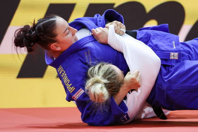 AZERBAIJAN, BAKU - OCTOBER 9, 2026: Yael van Heemst (bottom) of the Netherlands and Anna Monta Olek of Germany compete in their -78 kg bout as part of the 2026 World Judo Championships at the National Gymnastics Arena. Mikhail Sinitsyn TASS 98995201