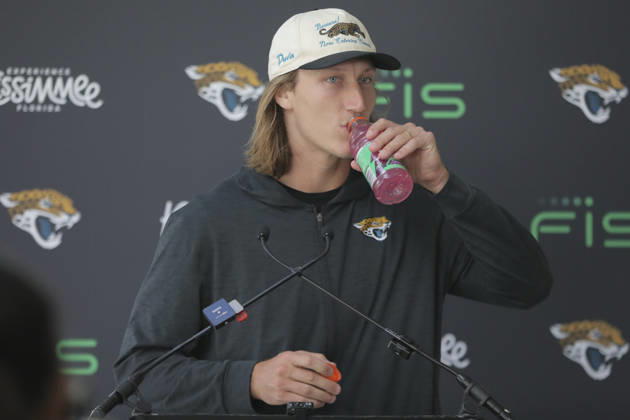 CHADLER’S CROSS, ENGLAND - OCTOBER 09: Trevor Lawrence of the Jacksonville Jaguars Q&A during the Jacksonville Jaguars team practise and media as part of the London NFL, American Football Herren, USA Series 2026, at the Grove, Chandler’s Cross, Hertfordshire, England, on 09 October 2026. Jody Demay - Davies SPP Copyright: xJodyxDemayx-xDaviesx xSPPx Sportspressphoto_SPR249476